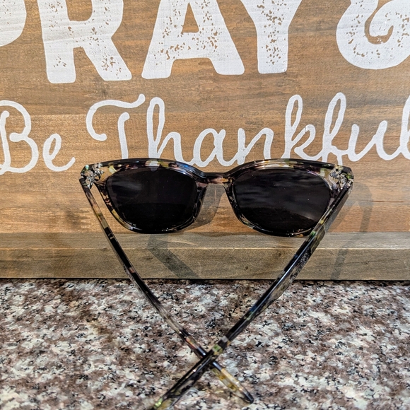 Giselle Accessories - Stylish Black Sunglasses